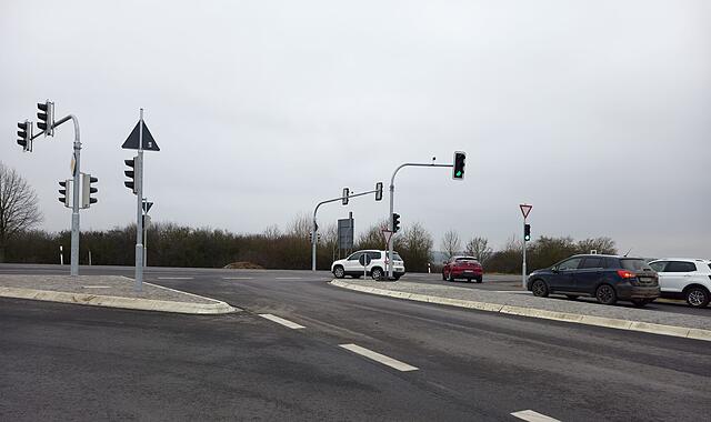 Die Ampel an der Einm&uuml;ndung der B286 und B19 schaltet sich inzwischen auf Gr&uuml;n, Gelb und Rot.