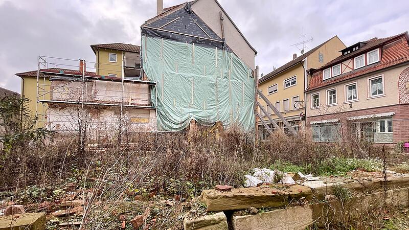 An der Stelle, wo einst die Druckerei Nikolaus stand, klafft in der Bad Br&uuml;ckenauer Innenstadt eine gewaltige L&uuml;cke. Das sorgt weiterhin f&uuml;r Z&uuml;ndstoff.