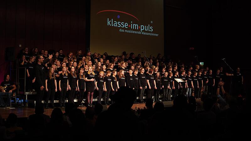 Die Sängerinnen erlebten auf der Bühne der Uni-Aula in Erlangen aufregende Momente. Die Sängerinnen erlebten auf der Bühne der Uni-Aula in Erlangen aufregende Momente.