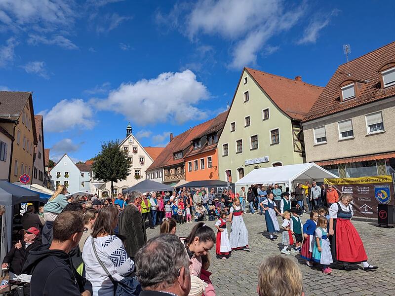 Einen Menschenauflauf auf dem Marktplatz gab es in Gräfenberg am Nachmittag.