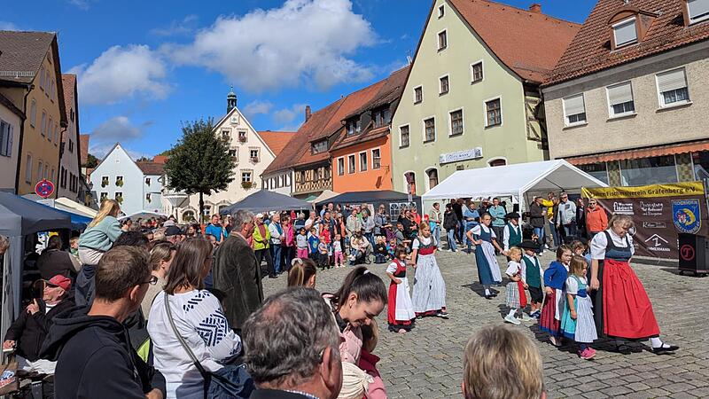 Einen Menschenauflauf auf dem Marktplatz gab es in Gräfenberg am Nachmittag.