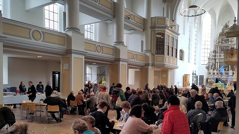 Mehrere Hundert Besucherinnen und Besucher kamen bislang täglich zur Vesperkirche in der Morizkirche in Coburg.