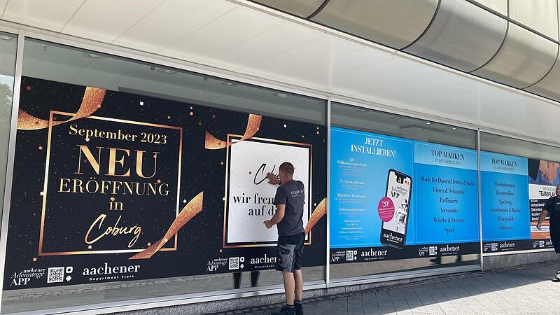 Seit Dienstag wird es auf vielen Plakaten rund um den ehemaligen Kaufhof in Coburg verkündet: Das Modehaus Aachener als Nachmieter der Immobilie will im September einen „Departement Store“ eröffnen. Seit Dienstag wird es auf vielen Plakaten rund um den ehemaligen Kaufhof in Coburg verkündet: Das Modehaus Aachener als Nachmieter der Immobilie will im September einen „Departement Store“ eröffnen.