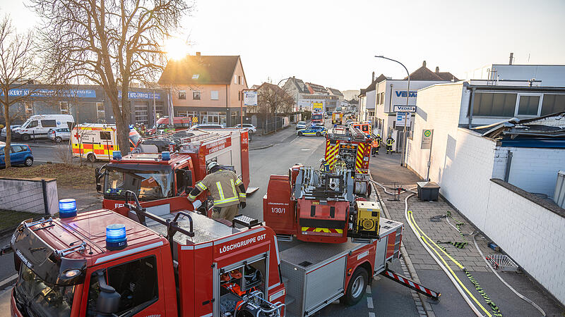 In Bamberg kam es am Montagnachmittag (17.02.2025) zu einer Chaosfahrt eines mit Holz beladenen 40-Tonners.
