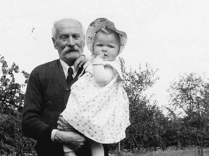 Firmengr&uuml;nder Johann Walter mit Enkelin Johanna um 1900.