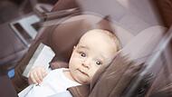 Die hilflose Mutter musste dabei zusehen, wie ihr Kleinkind alleine im Auto Styropor aß. Die hilflose Mutter musste dabei zusehen, wie ihr Kleinkind alleine im Auto Styropor aß.