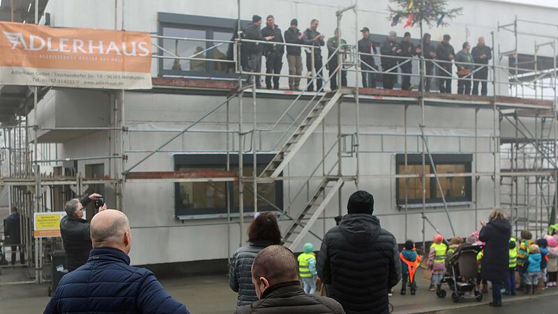 Die Firma Adlerhaus hat ihre Werkstatt erneuert und setzt obendrauf eine Bemusterungs- und Ideenwelt. Zum Richtfest waren neben den Ehreng&auml;sten, Nachbarn und beteiligten Firmen auch der Kindergarten erschienen.