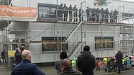 Die Firma Adlerhaus hat ihre Werkstatt erneuert und setzt obendrauf eine Bemusterungs- und Ideenwelt. Zum Richtfest waren neben den Ehreng&auml;sten, Nachbarn und beteiligten Firmen auch der Kindergarten erschienen.
