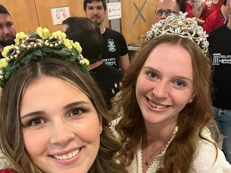 Bierk&ouml;nigin Luisa Zametzer (links) zusammen mit Kirschenk&ouml;nigin Lena MirschbergerForchheim & Fr&auml;nkische Schweiz
