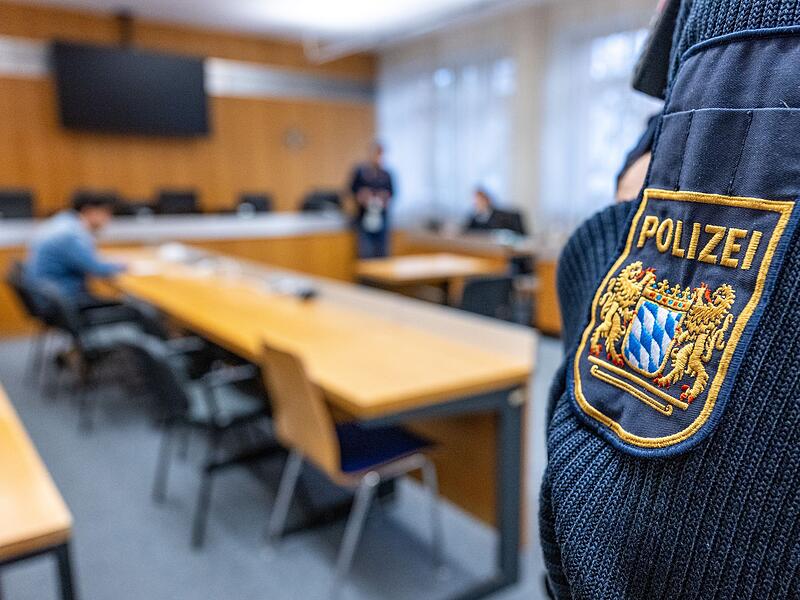 Polizist bei einem Prozess in Landshut