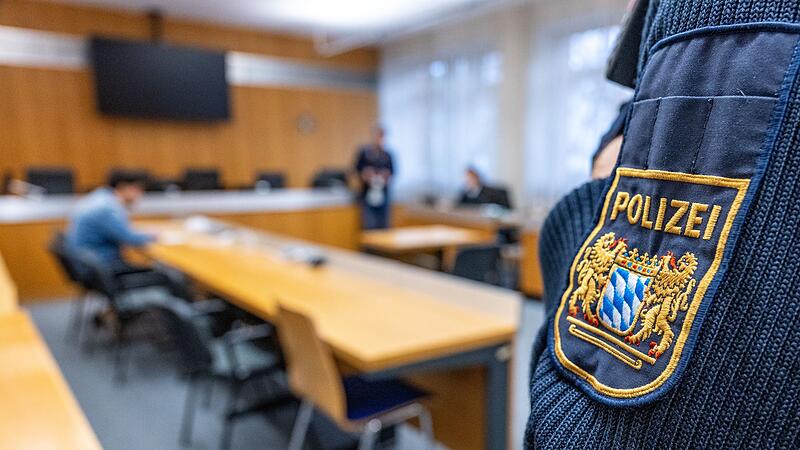 Polizist bei einem Prozess in Landshut Polizist bei einem Prozess in Landshut