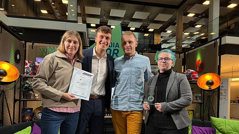 Der Coburger Le&oacute;n Eberhardt (Zweiter von links) und sein Team haben bei den Medientagen in M&uuml;nchen den Politischen Influencer Preis der Hanns Seidel Stiftung entgegengenommen.