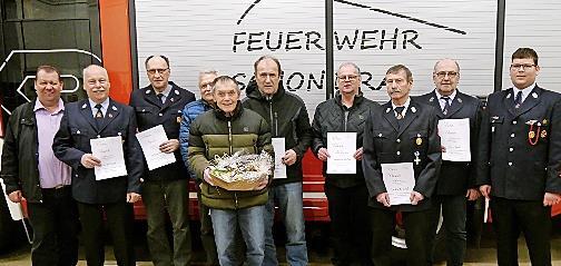 F&uuml;r langj&auml;hrige Mitgliedschaft im Feuerwehrverein ehrte Vorsitzender Matthias M&uuml;ller ( rechts): (v.l.) Bernold Martin, Leo B&uuml;chner, Ottmar Martin, Heribert Beck, Josef Schneider, Heinrich Reith, Hermann, M&uuml;ller, Lothar Kn&uuml;ttel und Peter Beck.