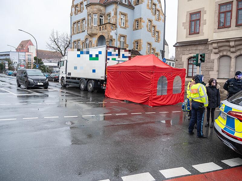 Lastwagen übersieht Radfahrerin: 63-Jährige bei Verkehrsunfall verstorbenTödlicher Unfall Radfahrerin Lkw Hallstadter Straße Bamberg 22022024 Lastwagen übersieht Radfahrerin: 63-Jährige bei Verkehrsunfall auf Hallstadter Straße in Bamberg verstorben - der Unfall ereignete sich vormittags am 22. Februar 2024.