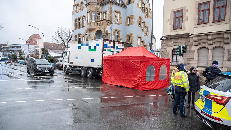 Lastwagen übersieht Radfahrerin: 63-Jährige bei Verkehrsunfall verstorbenTödlicher Unfall Radfahrerin Lkw Hallstadter Straße Bamberg 22022024 Lastwagen übersieht Radfahrerin: 63-Jährige bei Verkehrsunfall auf Hallstadter Straße in Bamberg verstorben - der Unfall ereignete sich vormittags am 22. Februar 2024.