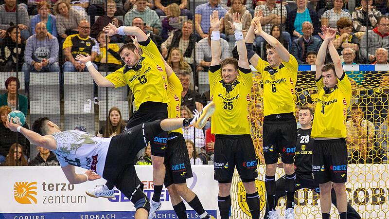 Die Abwehrarbeit um den zuletzt sehr gut haltenden Torwart Fabian Apfel (im Hintergrund) muss sich wieder steigern. Nur dann wird dem HSC Coburg der angestrebte Heimsieg gegen TuS Vinnhorst am Freitagabend gelingen. Zuletzt ging die Mannschaft von...