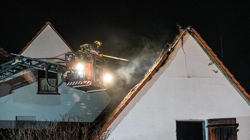 Die Feuerwehr hat den Brand auch mit Hilfe einer Drehleiter in den Griff bekommen. Die Feuerwehr hat den Brand auch mit Hilfe einer Drehleiter in den Griff bekommen.