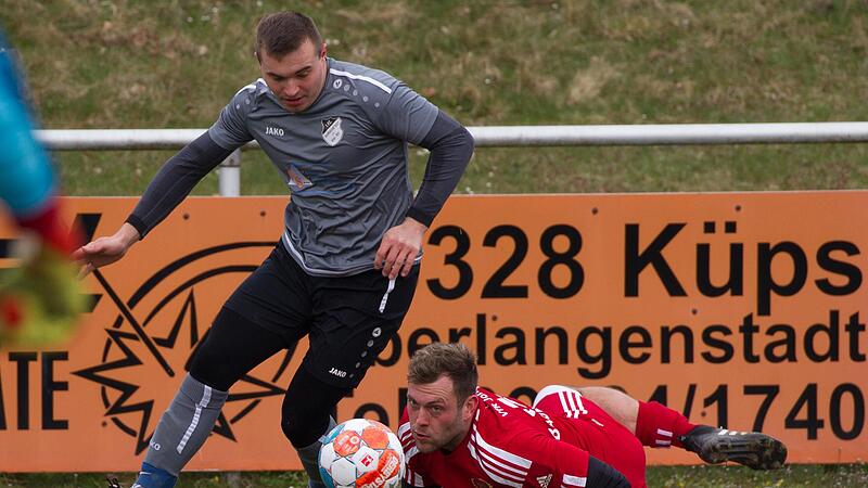 Während der FC Burgkunstadt und Max Bräutigam (graues Trikot) am Freitagabend seine Durststrecke von drei sieglosen Spielen beendet hat, kassierte der VfR Johannisthal um Jan Bauer erstmals seit drei Spielen wieder eine Niederlage. Während der FC Burgkunstadt und Max Bräutigam (graues Trikot) am Freitagabend seine Durststrecke von drei sieglosen Spielen beendet hat, kassierte der VfR Johannisthal um Jan Bauer erstmals seit drei Spielen wieder eine Niederlage.
