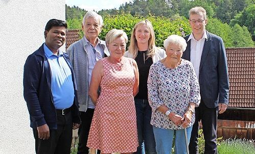Bei der Gratulation (v. l.): Kaplan Pradeep, Schwiegersohn Peter Wißmann, Tochter Ingrid Wißmann, Lena Wengert, Ehefrau von Enkel Michael, Jubilarin Mathilde Prießmann und Zweiter Bürgermeister Ernst Rothenbach.