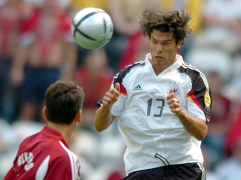 Das Trikot zur EM 2004: Recht klassisch, doch im Gegensatz zum Vorjahr wieder mit mehr Farbe. Schwarz-Rot-Gold an den &Auml;rmeln. Michael Ballack & Co. brachte das Trikot in Portugal aber kein Gl&uuml;ck.