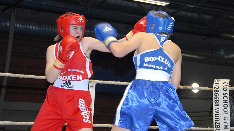 Teilte in ihrem ersten Kampf auch aus, musste aber noch mehr einstecken: TSV-K&auml;mpferin Carolina B&ouml;nning (links).