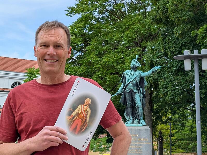 Hans Weidlich mit dem übergroßen Prinz-Josias-Joker. Hans Weidlich mit dem übergroßen Prinz-Josias-Joker.