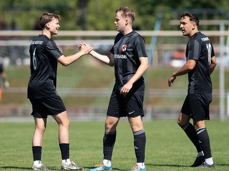 Luis Firsching (links) und Chris Romig vom TV Ha&szlig;furt bejubeln im Heimspiel gegen die SG Stadtlauringen einen Treffer.