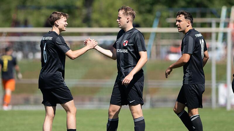 Luis Firsching (links) und Chris Romig vom TV Ha&szlig;furt bejubeln im Heimspiel gegen die SG Stadtlauringen einen Treffer.