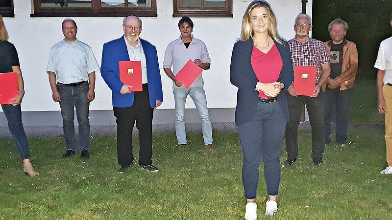 Ehrungen und Neuwahlen standen im Mittelpunkt der Hauptversammlung der Unterrodacher SPD; im Bild (von links) Daniela Dietl, Ralf Völkl, Walter Wich-Herrlein, Michael Hennings, Ramona Brehm, Dietmar Regel, Klaus Steger und Siegfried Haderlein. Ehrungen und Neuwahlen standen im Mittelpunkt der Hauptversammlung der Unterrodacher SPD; im Bild (von links) Daniela Dietl, Ralf Völkl, Walter Wich-Herrlein, Michael Hennings, Ramona Brehm, Dietmar Regel, Klaus Steger und Siegfried Haderlein.