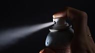 Spr&uuml;hnebel kommt aus einer Deodorant-Dose