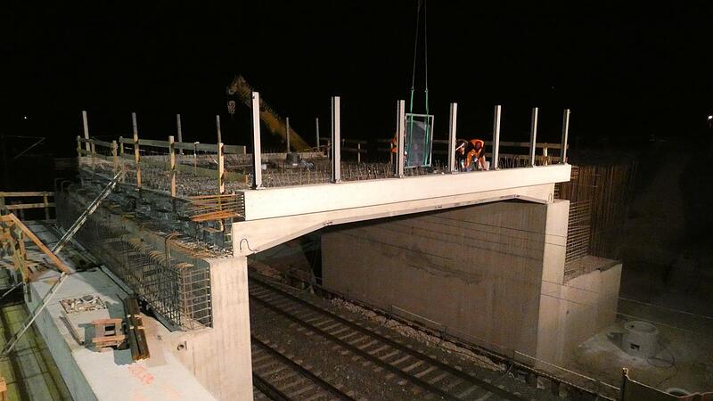 Der Ersatzneubau der Mainbr&uuml;cke Horhausen umfasst mit dem Bauwerk &uuml;ber die Bahnlinie (im Bild) sowie der Vorland- und Mainbr&uuml;cke (schon erledigt) insgesamt drei gro&szlig;e Bauphasen. Jetzt stand mitten in der Nacht Schwerlastarbeit auf dem Programm, da...