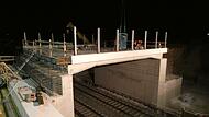 Der Ersatzneubau der Mainbrücke Horhausen umfasst mit dem Bauwerk über die Bahnlinie (im Bild) sowie der Vorland- und Mainbrücke (schon erledigt) insgesamt drei große Bauphasen. Jetzt stand mitten in der Nacht Schwerlastarbeit auf dem Programm, da...