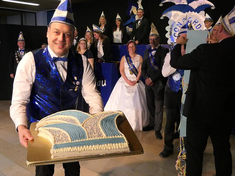 Von der Ermetzia Ermershausen erhielt die Concordia Maroldsweisach als Gastgeschenk eine originelle Torte in Form einer Narrenkappe. Von der Ermetzia Ermershausen erhielt die Concordia Maroldsweisach als Gastgeschenk eine originelle Torte in Form einer Narrenkappe.
