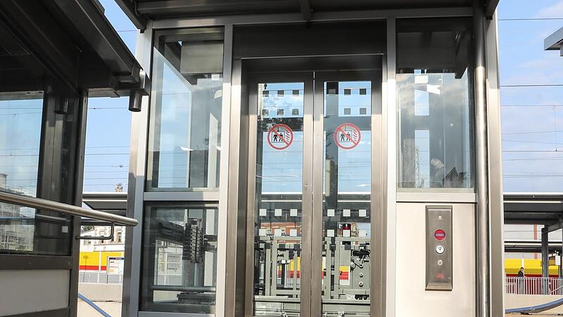Ein Aufzug am Mittelbahnsteig des Forchheimer Bahnhofs ist am Mittwochabend stecken geblieben.Forchheim & Fränkische Schweiz