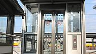 Ein Aufzug am Mittelbahnsteig des Forchheimer Bahnhofs ist am Mittwochabend stecken geblieben.Forchheim & Fränkische Schweiz