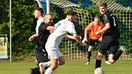 Vor zehn Tagen duellierten sich der FC Mitwitz um Julian Brendel (weißes Trikot) und der FC Burgkunstadt um Max Bräutigam im Steinachtal. Am letzten Spieltag geht es im Fernduell um die Relegation in der Bezirksliga West. Vor zehn Tagen duellierten sich der FC Mitwitz um Julian Brendel (weißes Trikot) und der FC Burgkunstadt um Max Bräutigam im Steinachtal. Am letzten Spieltag geht es im Fernduell um die Relegation in der Bezirksliga West.