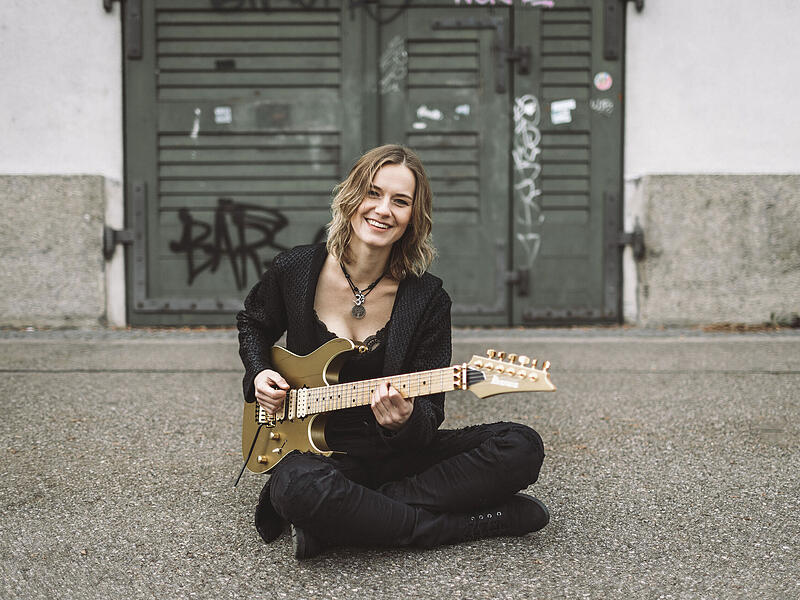Yasi Hofer gilt als absolute Ausnahmegitarristin.Forchheim & Fränkische Schweiz