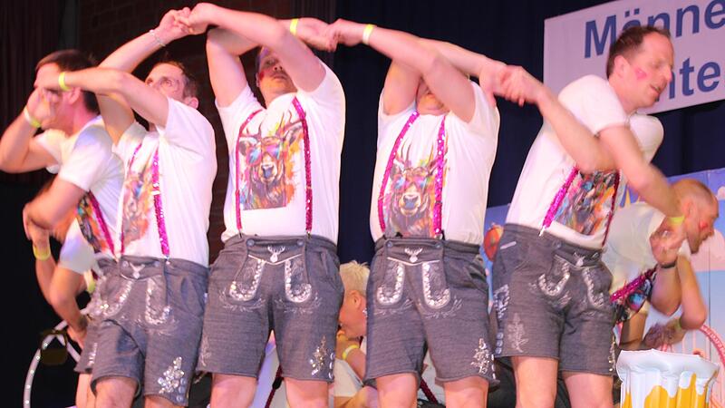 Mit dem „Ersten Grumier Volksfest“ trumpfte das Männerballett aus Burggrumbach auf und tanzte sich auf Rang 3. Mit dem „Ersten Grumier Volksfest“ trumpfte das Männerballett aus Burggrumbach auf und tanzte sich auf Rang 3.