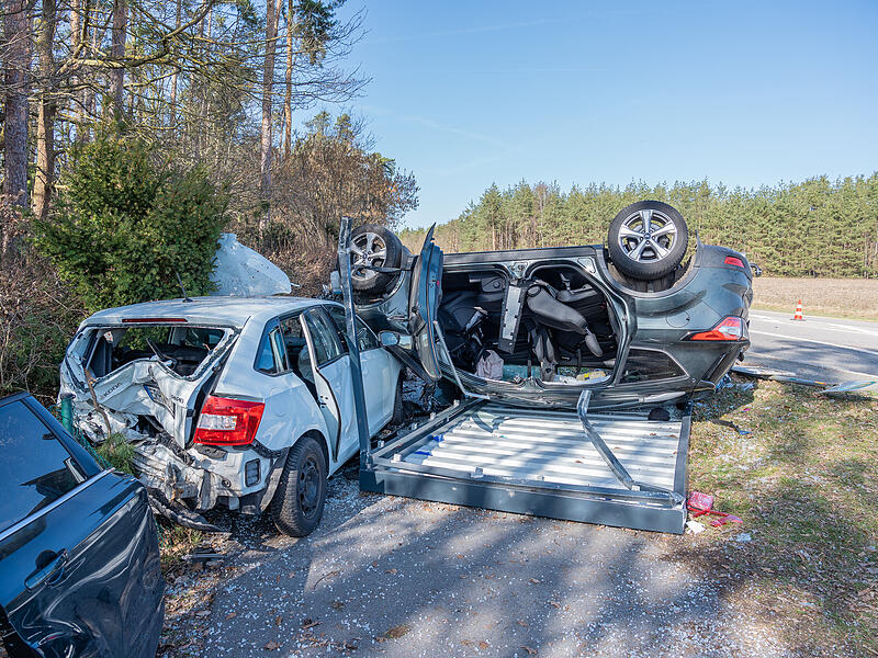 Heftiger Auffahrunfall: SUV &uuml;berschl&auml;gt sich nach Zusammensto&szlig; und landet in Bush&auml;uschen
