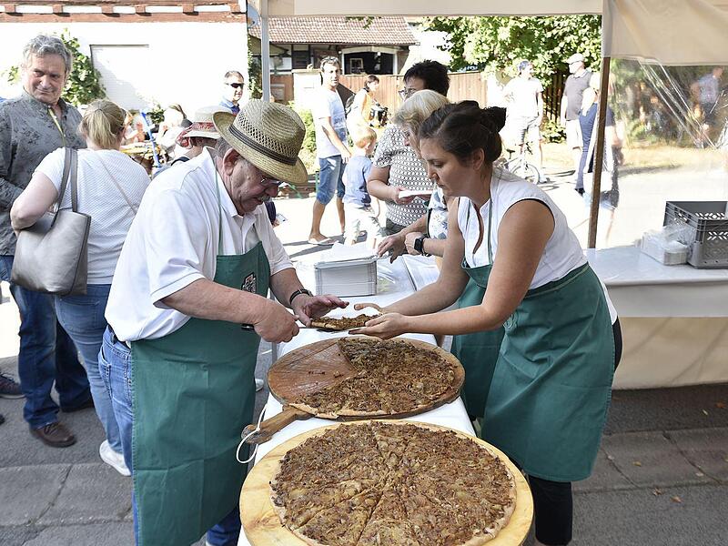 Unfinden hatte am Sonntag, 21. August, zum Weinfest guten Besuch. Die Gäste standen Schlange für ein Stück Zwiebelkuchen.