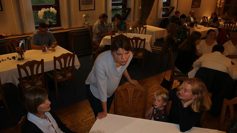 Emmi Zeulner am Wahlabend der CSU auf der Karolinenhöhe in Trieb: Mit dem Abschneiden der Union ist sie gar nicht zufrieden.