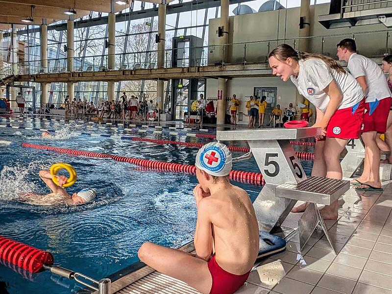 &bdquo;Zieh! Zieh! Zieh!&ldquo;: Die Trainer motivieren die Teilnehmer.Forchheim & Fr&auml;nkische Schweiz