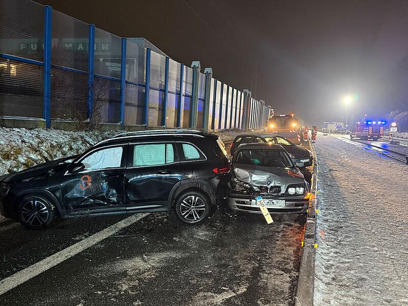 An dem Unfall auf der B173 in Lichtenfels waren insgesamt 20 Fahrzeuge beteiligt.