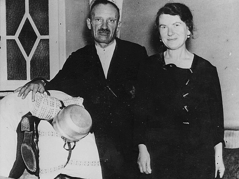 Nur Stunden vor ihrem Abtransport in den Tod entstanden: Das Ehepaar Selma und Nathan Flörsheim lässt sich noch einmal fotografieren – für ihre drei Kinder in Amerika. (querformatiger Ausschnitt)