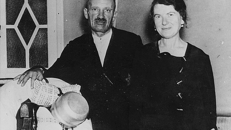 Nur Stunden vor ihrem Abtransport in den Tod entstanden: Das Ehepaar Selma und Nathan Flörsheim lässt sich noch einmal fotografieren – für ihre drei Kinder in Amerika. (querformatiger Ausschnitt)