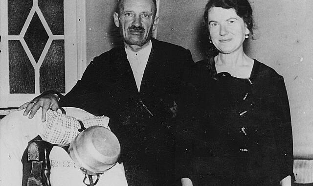 Nur Stunden vor ihrem Abtransport in den Tod entstanden: Das Ehepaar Selma und Nathan Flörsheim lässt sich noch einmal fotografieren – für ihre drei Kinder in Amerika. (querformatiger Ausschnitt)