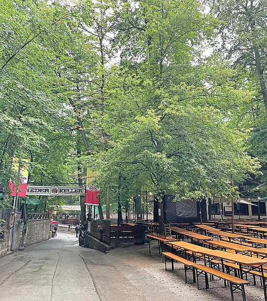 Im Forchheimer Kellerwald gibt es zahlreiche Bierkeller mit Gastronomie.