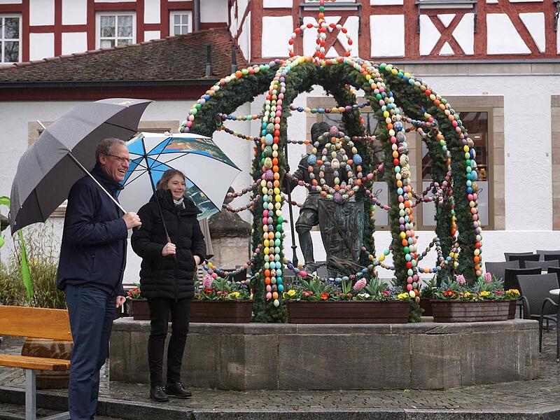 German Hacker und Simone Voit  am österlich geschmückten Georgsbrunnen