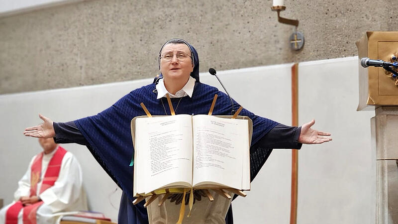 Schwester Teresa liebt und umarmt die ganze Welt.
