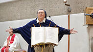 Schwester Teresa liebt und umarmt die ganze Welt.